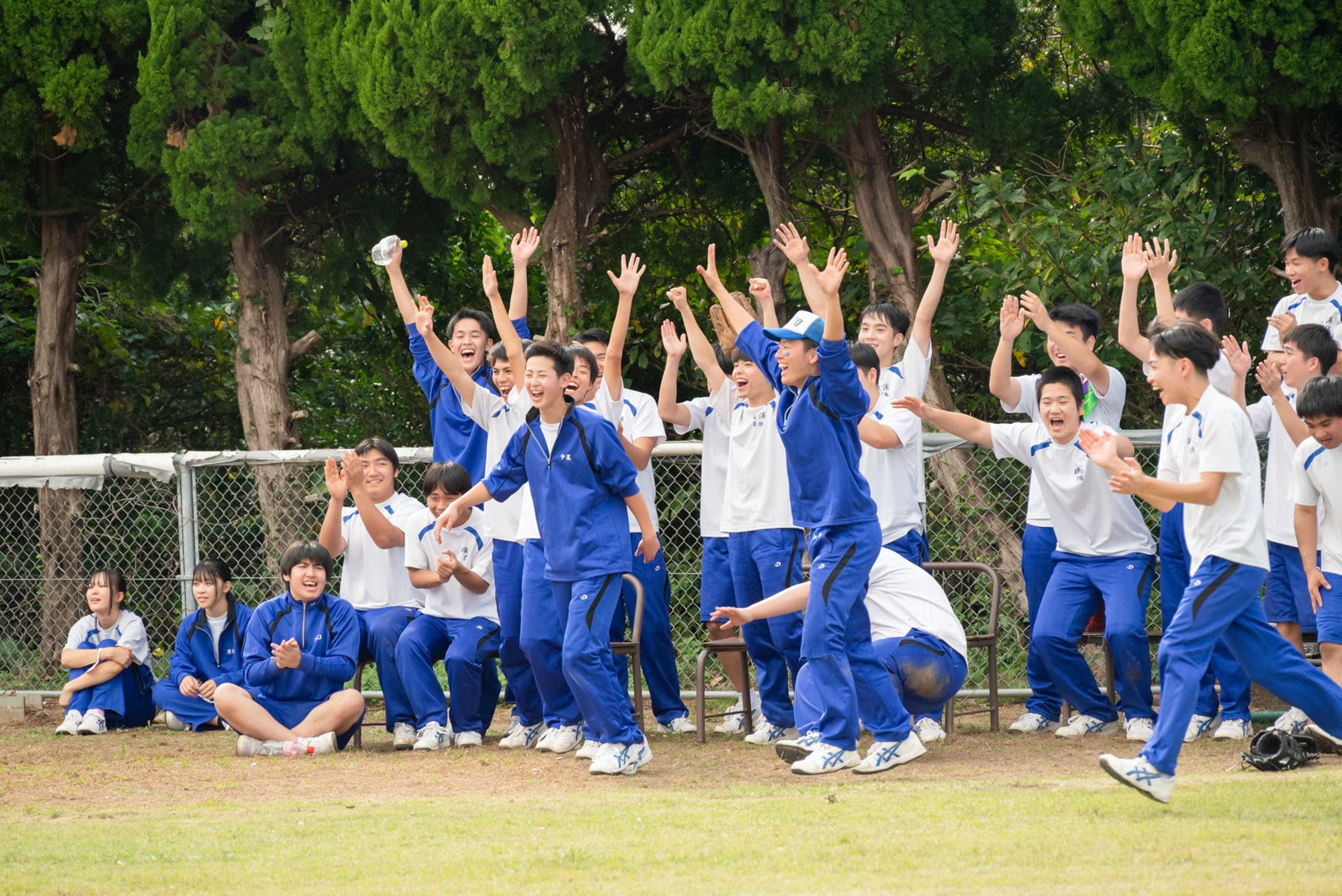 両手を広げて喜ぶ学生達