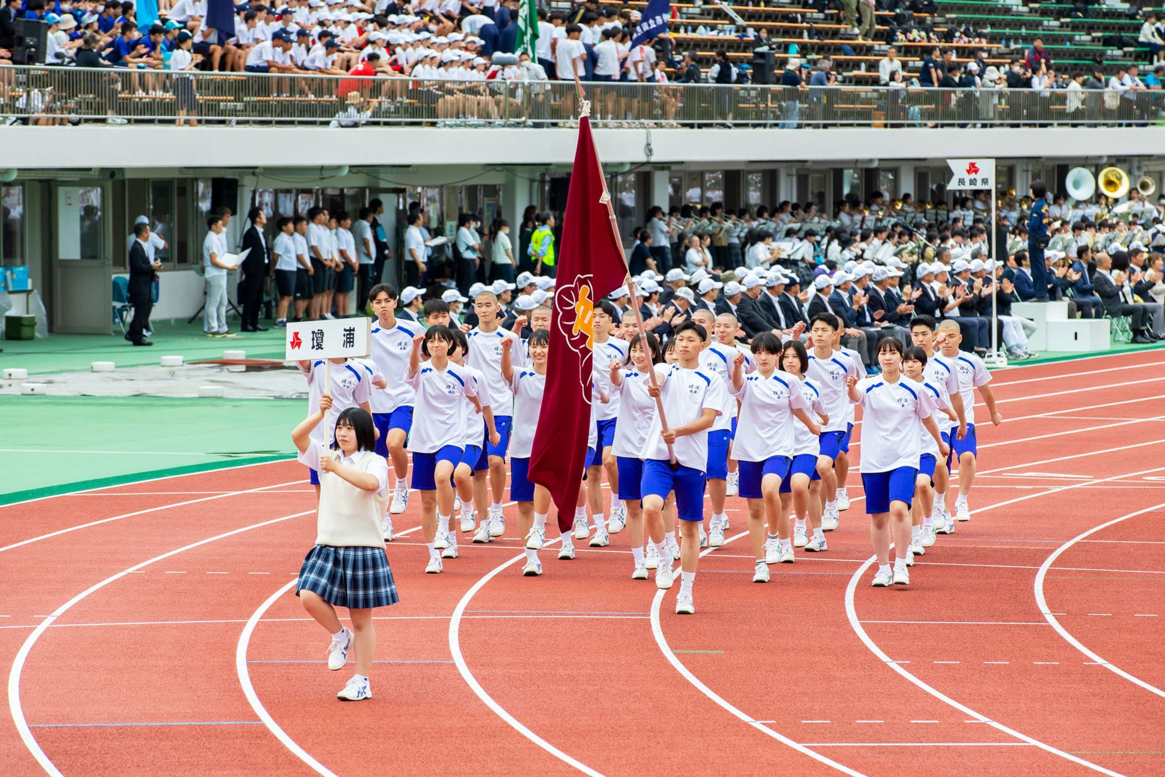 グランドを行進する学生達